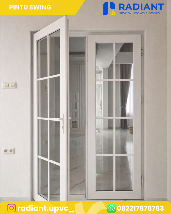 Tampilan pintu swing UPVC berwarna putih minimalis dengan handle stainless steel yang terpasang rapi di sebuah ruangan modern dengan pencahayaan alami.